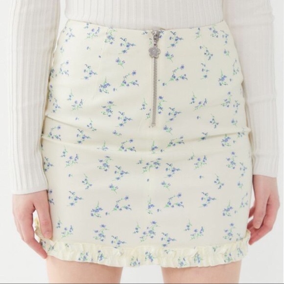Urban Outfitters • Retro Floral Mini Skirt - Picture 3 of 11